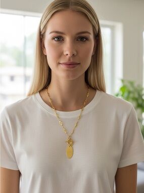 🆕 Plunder gold tone, oval necklace with toggle chain. Engravable.